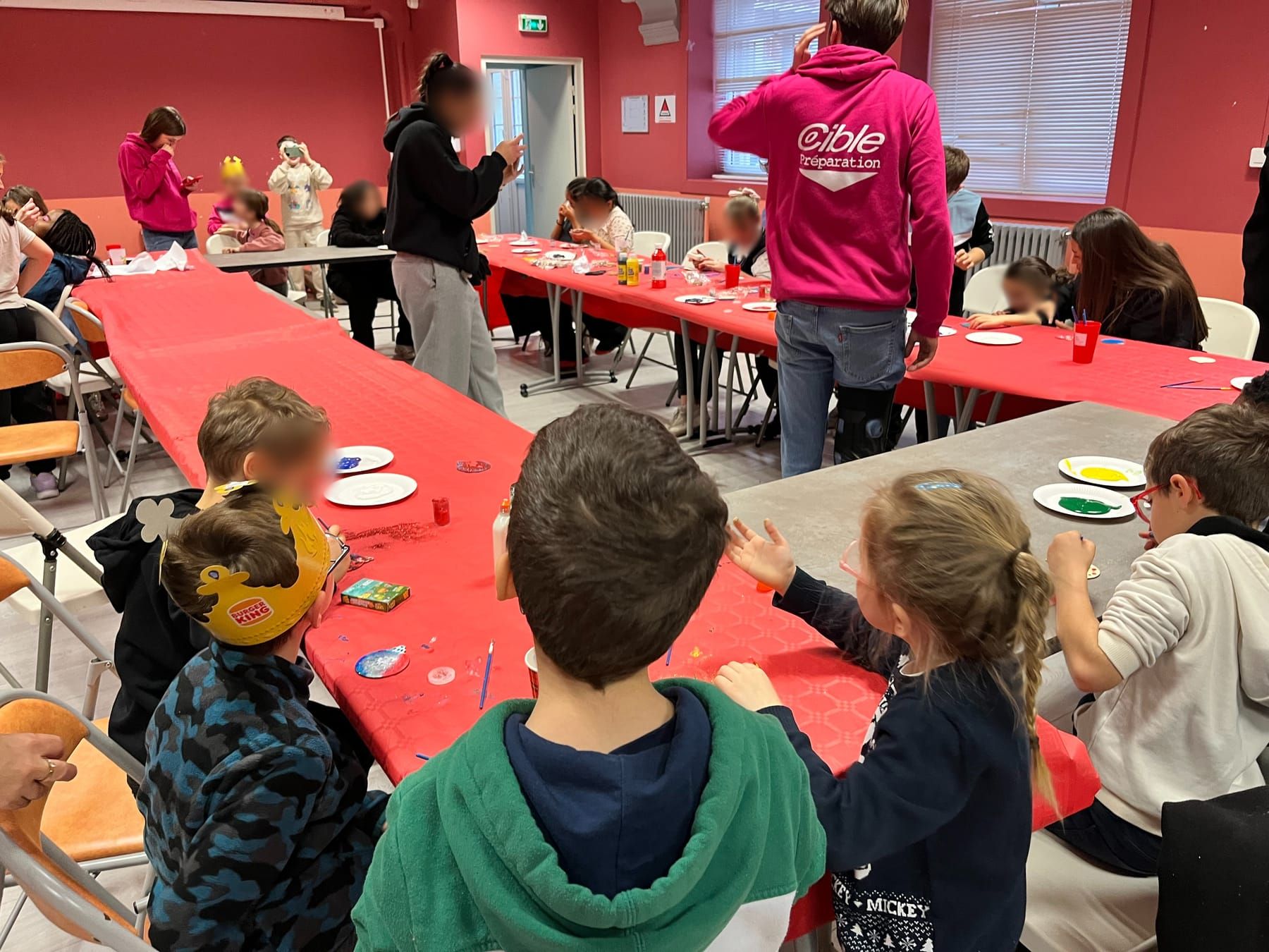 Atelier peinture à la Maison de l’Enfance de Douai avec les cibleurs (visages des enfants floutés)