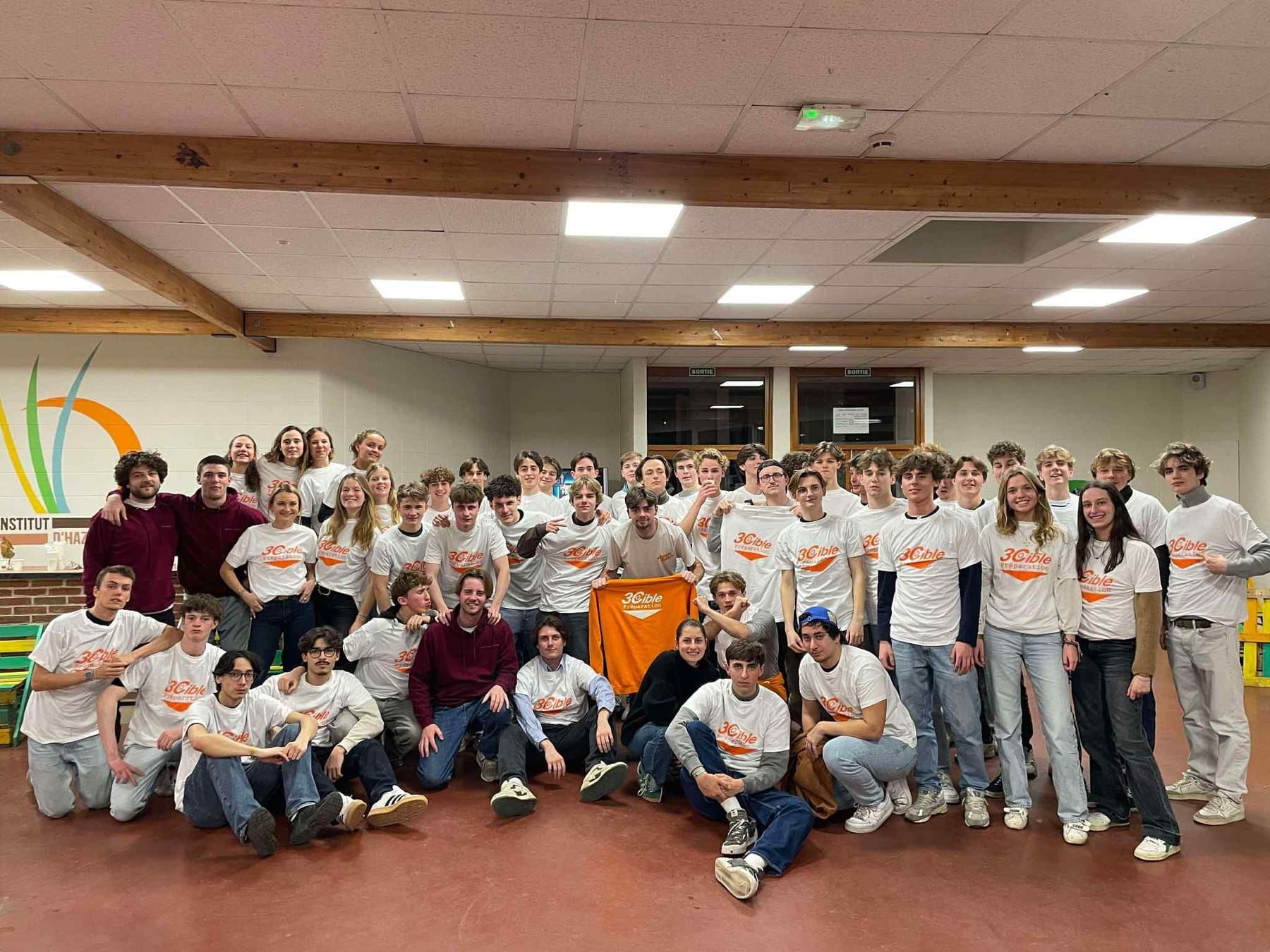 Photo de groupe des élèves et des cibleurs en t-shirts blancs de l’association